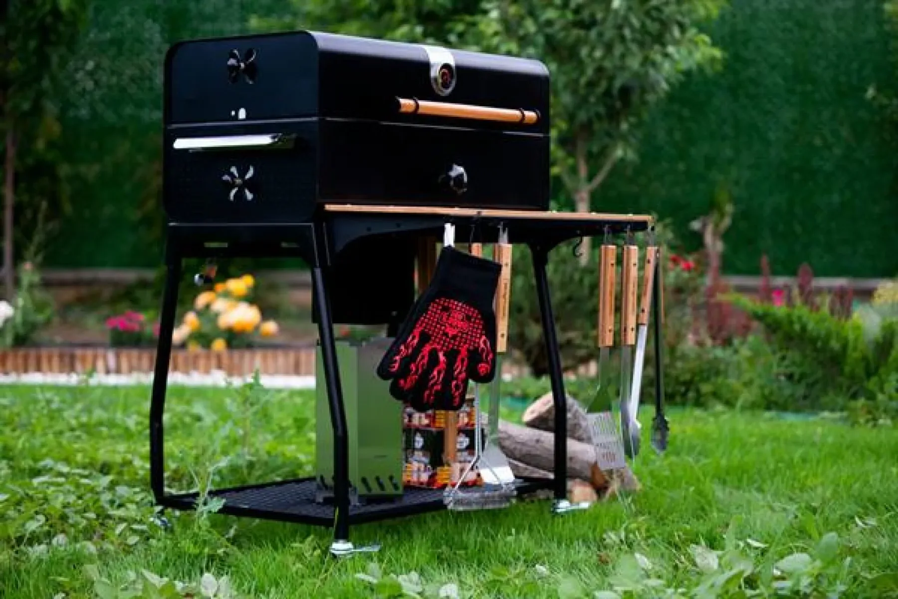 BBQ 7500 kömürlü barbekü bahçede